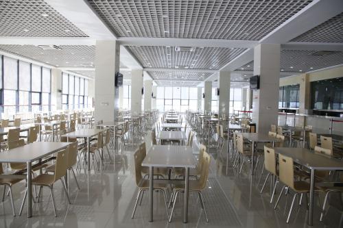 企業(yè)食堂承包給專業(yè)公司和自我管理有利有弊？
